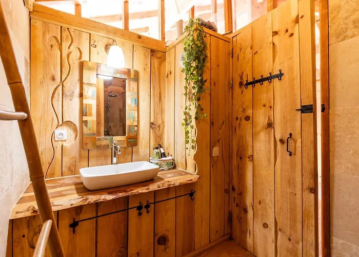 Bayani Вилла Лакано