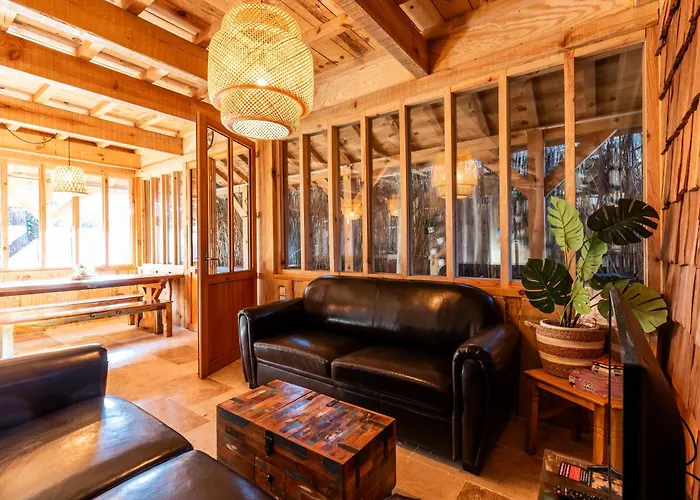 Bayani Вилла Лакано